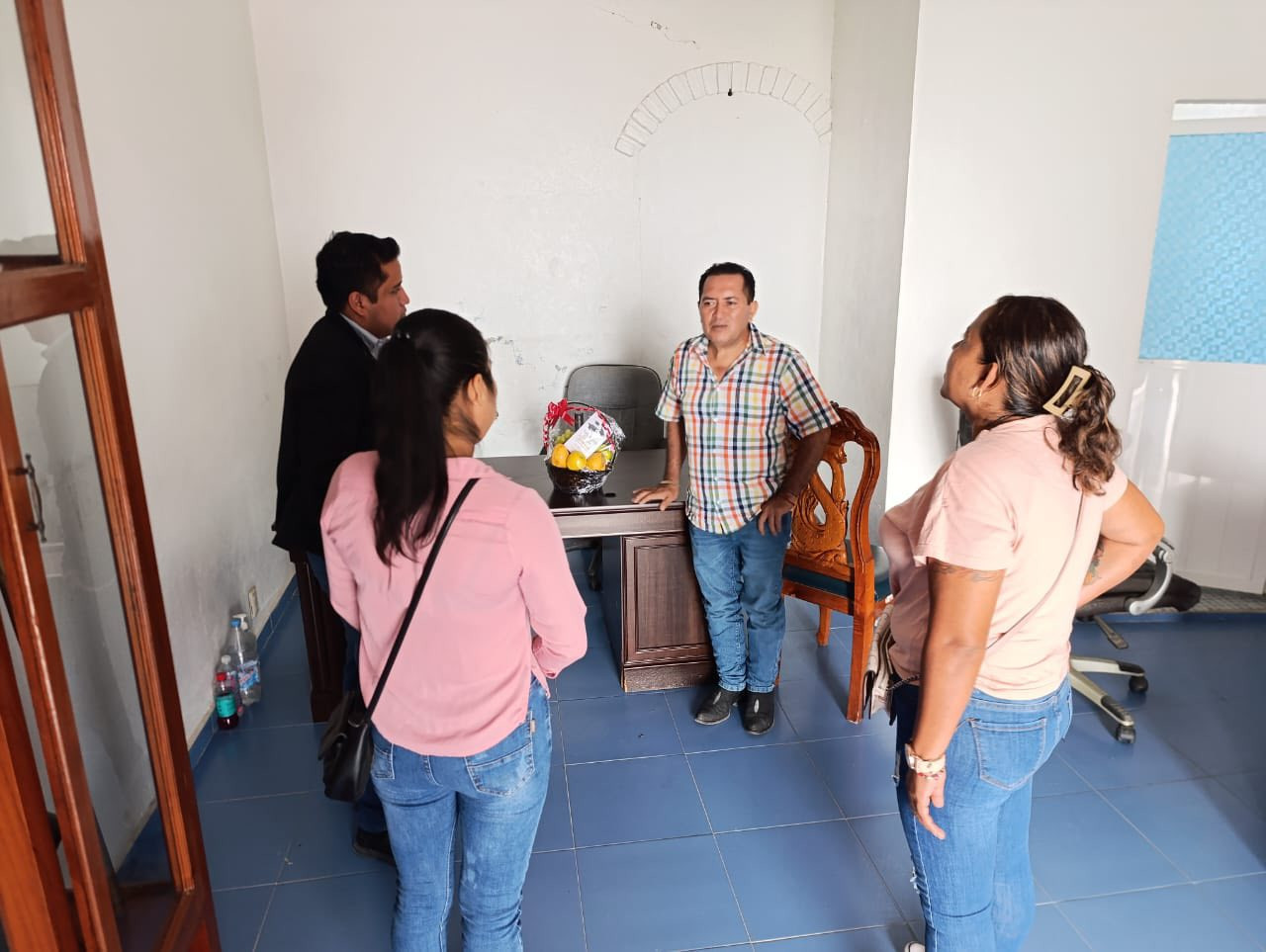 Reunion con las madres de familia que integran el comité de graduación