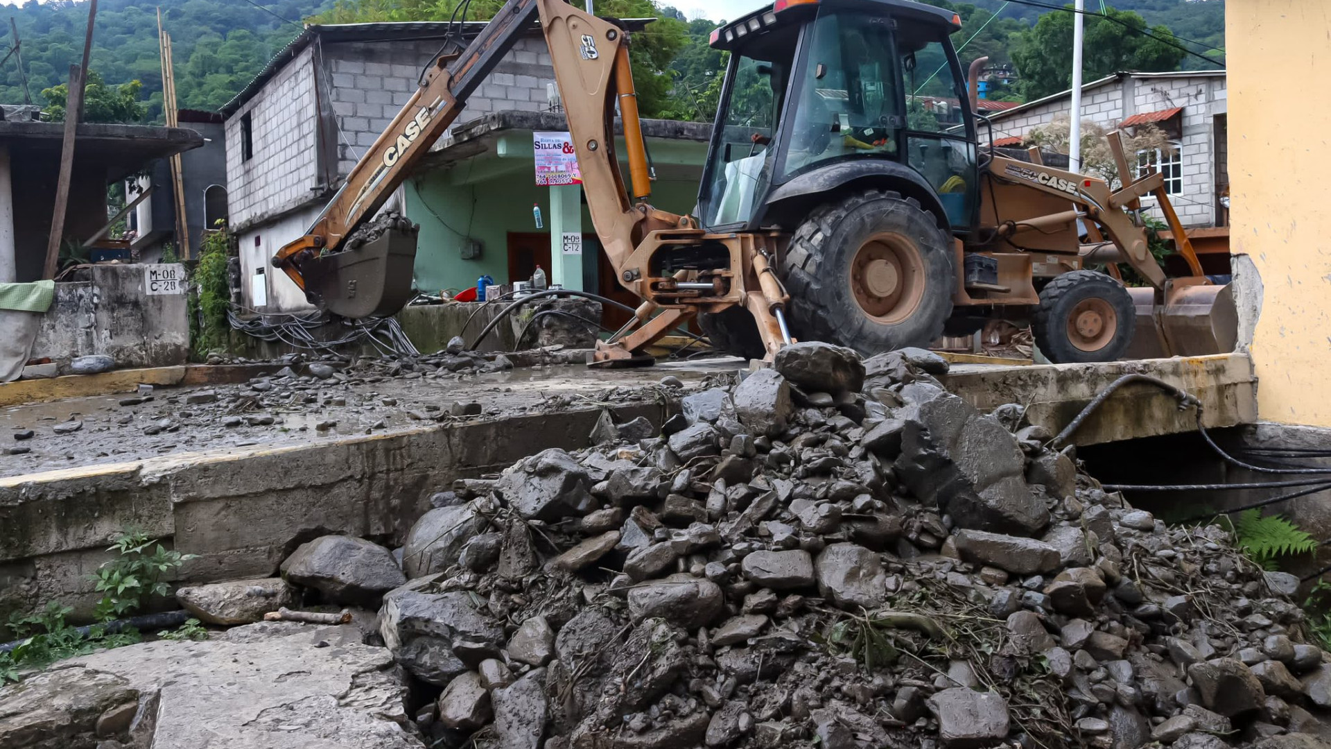 Se realizan labores de desazolve en el arroyo de Chicontla