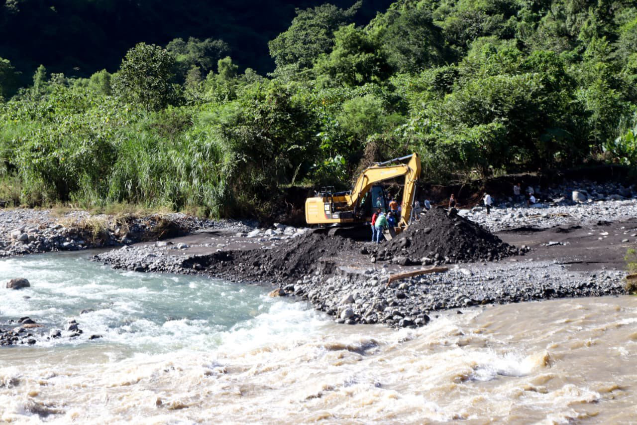 Excavadora 320 y una retroexcavadora, están trabajando para desviar un poco el río Necaxa y proteger a las viviendas cercanas.