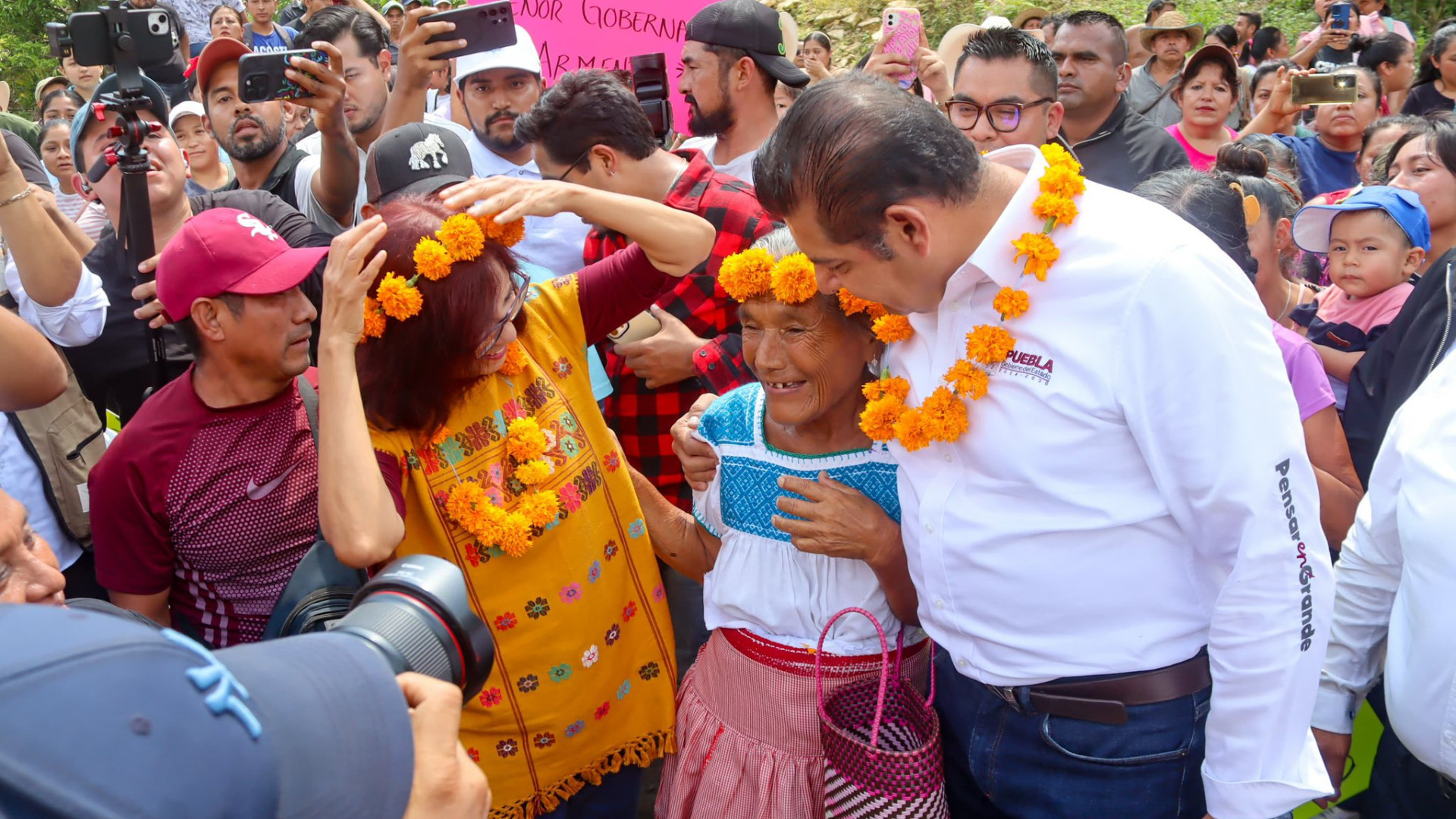 Recorrido del Gobernador Alejandro Armenta por las zonas afectadas de Patla