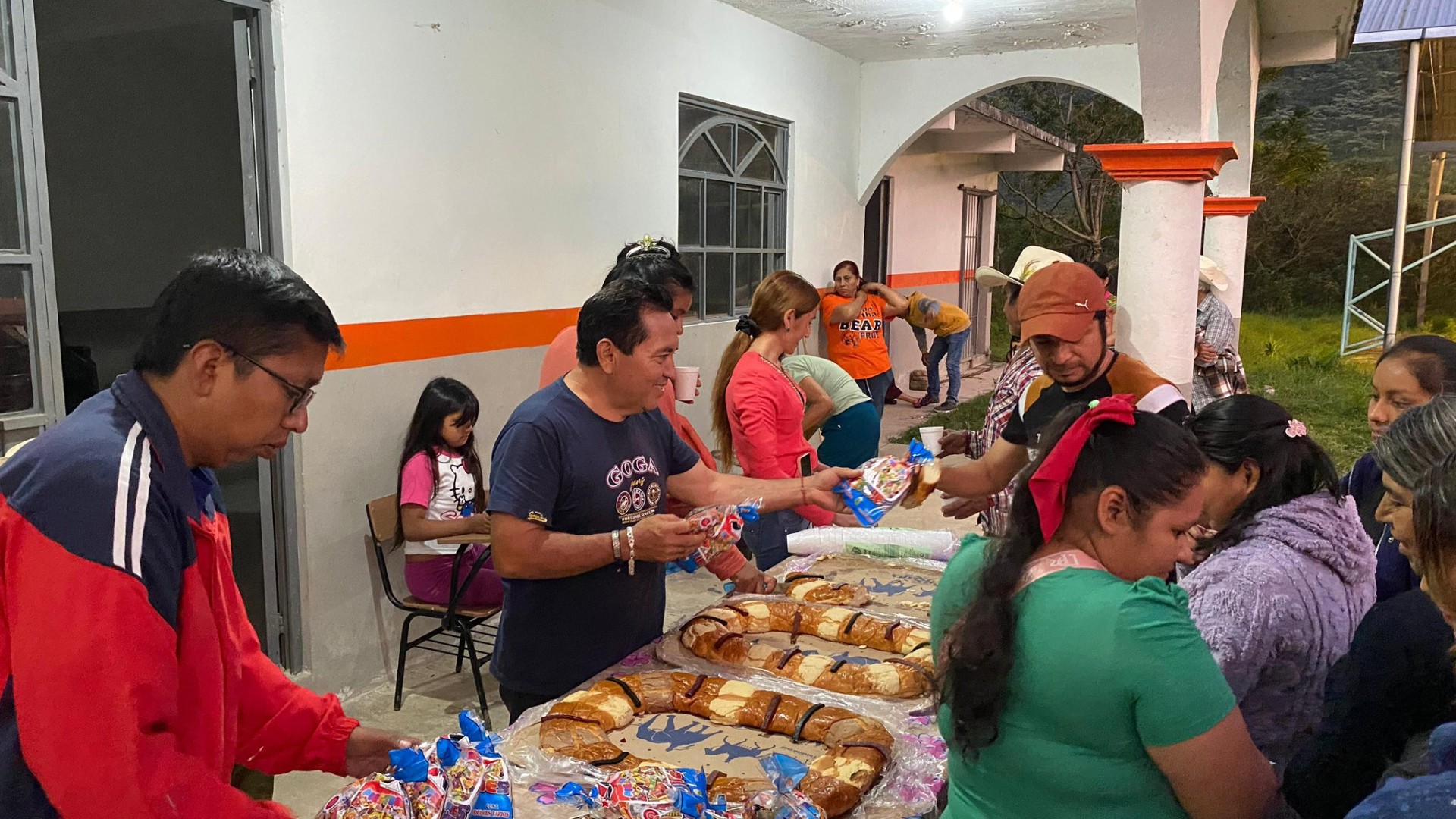 Partimos la tradicional rosca de reyes en Arroyo Hondo y Cuamaxalco.