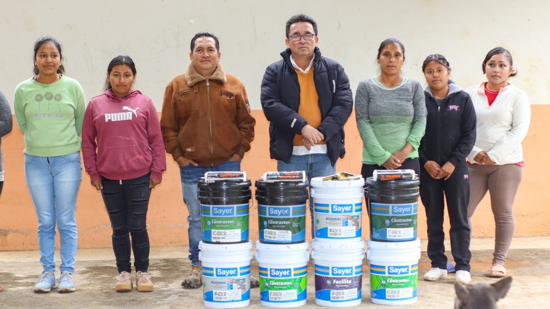 Visita a San Martin, entrega de botes de pintura