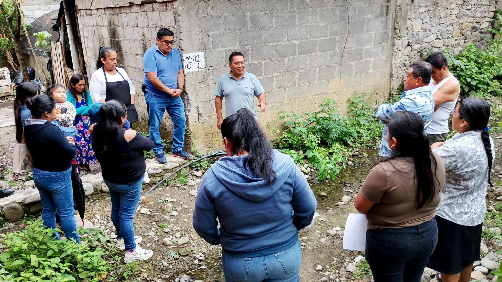 Construcción de un muro y dos puentes peatonales en el arroyo conocido como “El Caliche”.