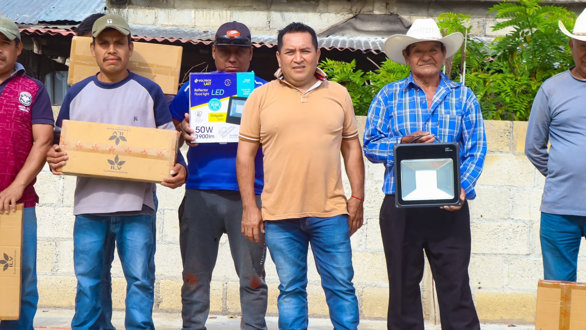 Entrega de luminarias y malla ciclónica para la cancha de la colonia San Francisco