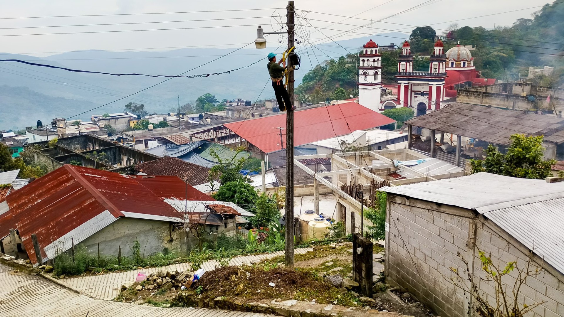 Colociación de luminarias en la colonia Satazkahuatl.